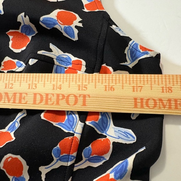 Leggiadro Chic Floral Knee Length Dress - Black and Red. Sleeveless, Back Zip. - Picture 3 of 13